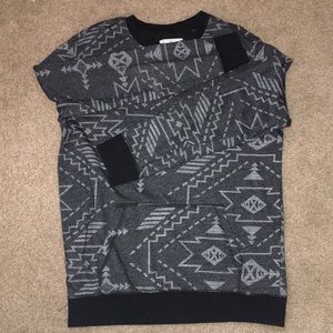 ON THE BYAS long sleeve pocket sweater